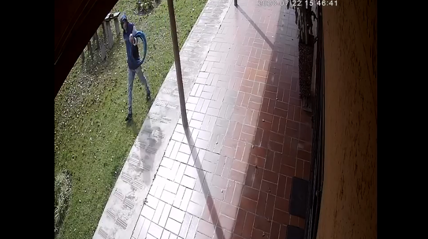 EN VIDEO: Denuncian que un ladrón tiene azotada la vereda Barro Blanco de Santa Elena 1 LADRON EN SANTA ELENA