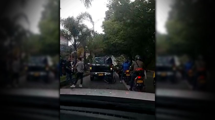 Video: ¡Qué totazo! Se dieron un carro y una moto, en plena avenida de Pilsen