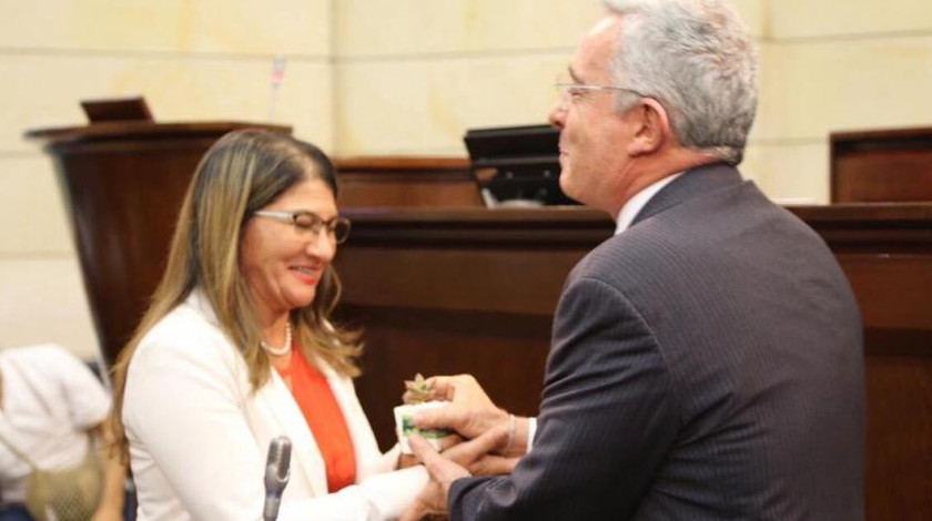 Uribe felicitó a exguerrillera de las Farc elegida segunda vicepresidenta del Senado y le tiró una ‘pulla’ a Petro