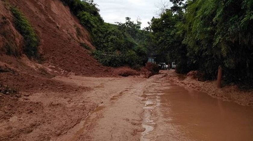 FOTOS: Así amaneció la vía Yalí – Vegachí debido a los derrumbes producto de las fuertes lluvias en la zona