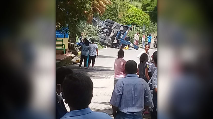 FOTO: ¡Qué susto! Una volqueta se quedó sin frenos bajando por Fredonia