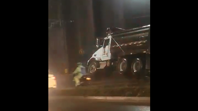 EN VIDEO: ¡Qué susto! Por las lluvias se accidentó una volqueta y terminó en todo el separador de Solla