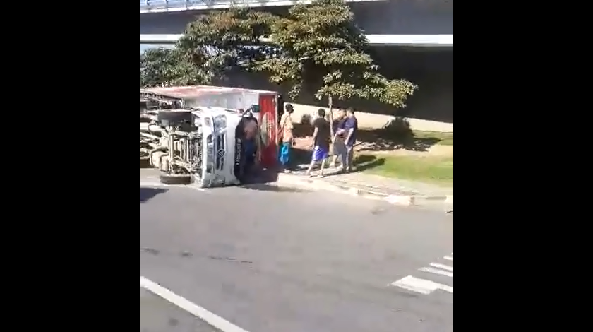 EN VIDEO: ¡Qué susto! Se volcó un furgón en la curva de la estación Industriales