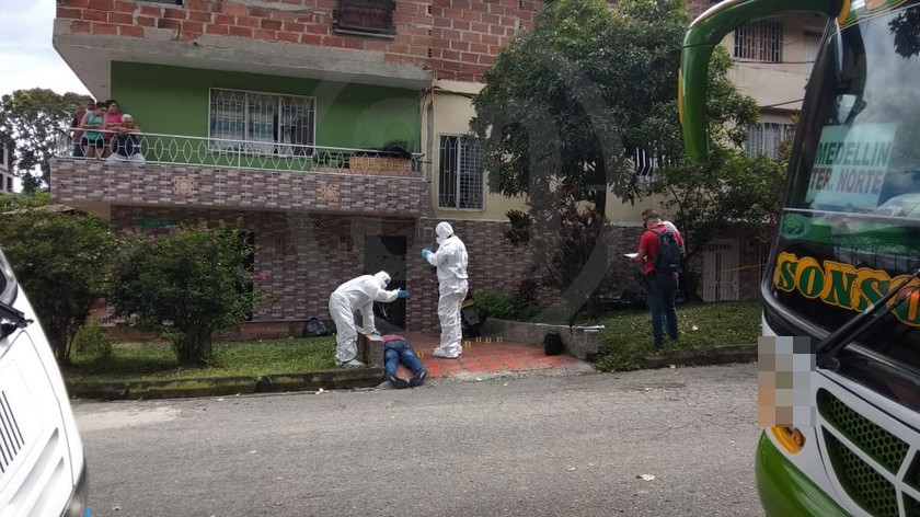 FOTOS: Con múltiples impactos de bala y tendido boca abajo, encontraron a un hombre en plena calle del barrio Córdoba 4 barrio cordoba homicidio1