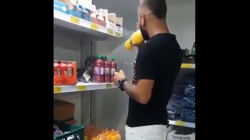 Hombre tomando jugo