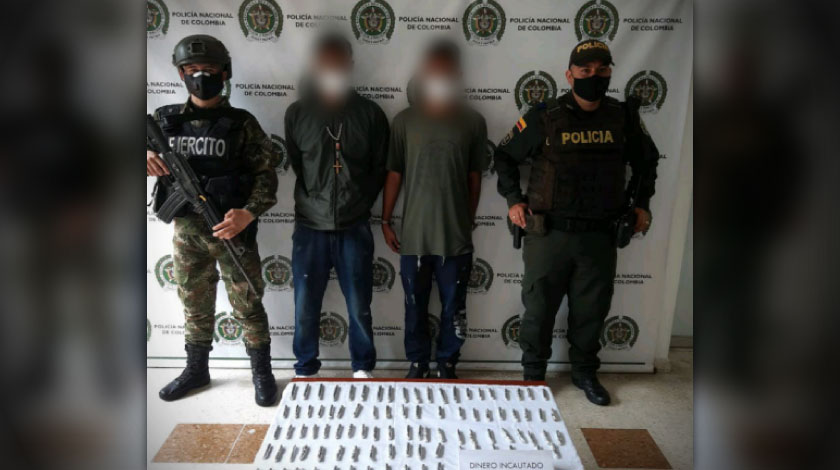 Los cogieron en Manrique Oriental con más de 100 ‘armados’ de marihuana que iban a vender 1 capturados con droga en manrique