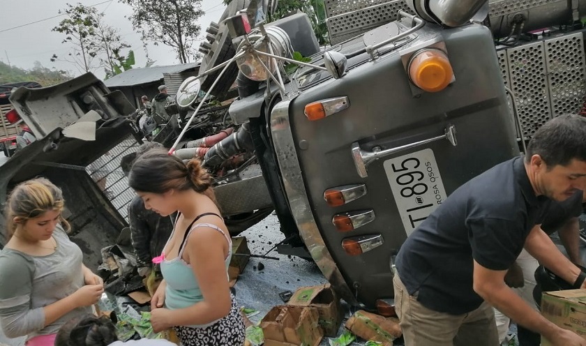 En Valdivia se llevaron más de 60 millones de pesos en leche de Colanta tras volcamiento de carro