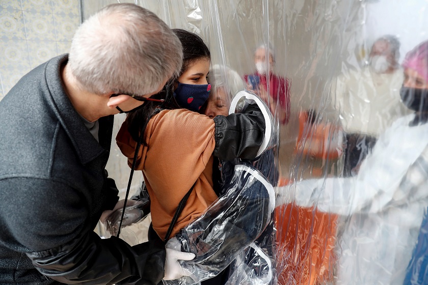 Una cortina permite a familias volver a abrazar ancianos en asilo de Sao Paulo