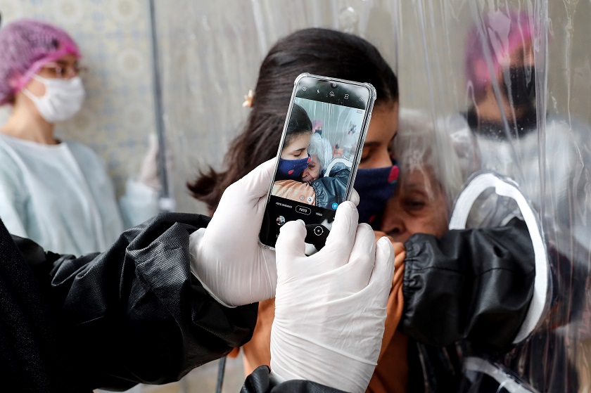 Una cortina permite a familias volver a abrazar ancianos en asilo de Sao Paulo