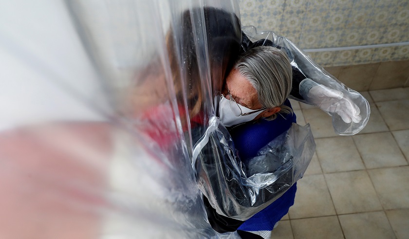 Una cortina permite a familias volver a abrazar ancianos en asilo de Sao Paulo