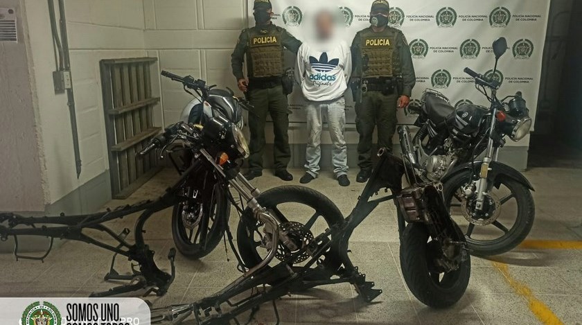 Dentro de una casa en el barrio Robledo Kennedy tenía tremendo desguazadero de motos 1 desguazadero Robledo Kennedy 1
