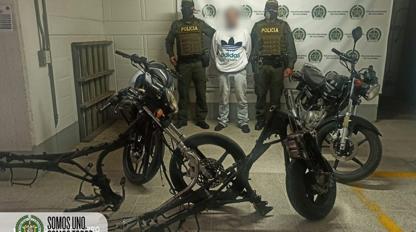 Dentro de una casa en el barrio Robledo Kennedy tenía tremendo desguazadero de motos