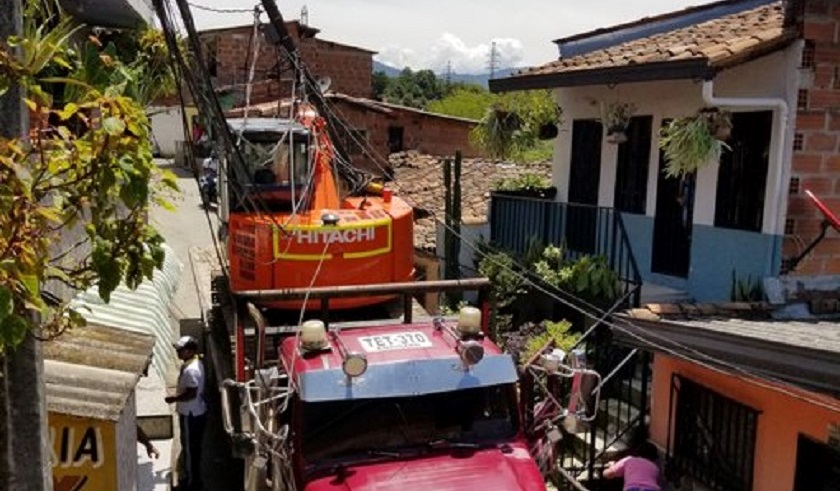 Grúa se estrelló contra un poste en La Estrella