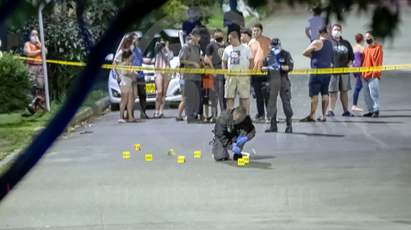EN FOTOS Y VIDEO: ¡Lo querían rematar! En el barrio Girardot le dieron bala a un hombre hasta matarlo, aunque este intentó huir 12 barrio Girardot