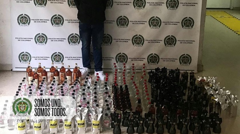 ¡En plena ley seca! Sellaron tienda, capturaron a un hombre e incautaron 307 botellas de licor adulterado 1 Hombre y licor incautados en Santa Cruz