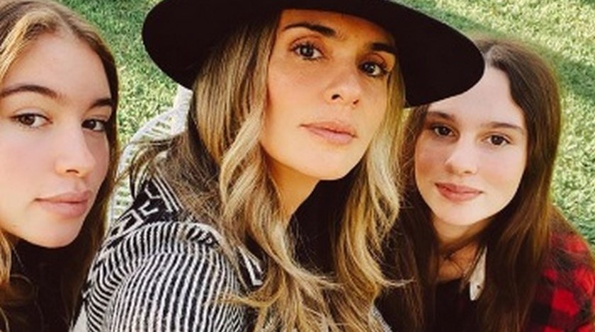 FOTOS: ¡”Parecen hermanas”! Se le crecieron las hijas a Juanes, así lucen en vestido de baño junto a su mamá