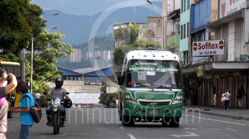 Calles de Medellín, gente, personas, cuarentena en Medellín, confinamiento, negocios de medellin, cierre de negocios, vías de medellín, buses de medellín, transporte público
