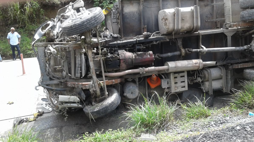 EN VIDEO: ¡Tremendo accidente! Reportan choque múltiple, con volcamiento de camión, en la vía a Santa Fe de Antioquia