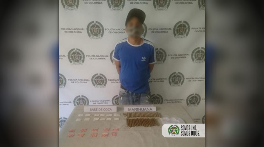 Descubren a sujeto andando 'como si nada' en Santa Cruz escondiendo marihuana y base de coca lista para la venta 1 Capturado con droga en el barrio Santa Cruz de Medellin