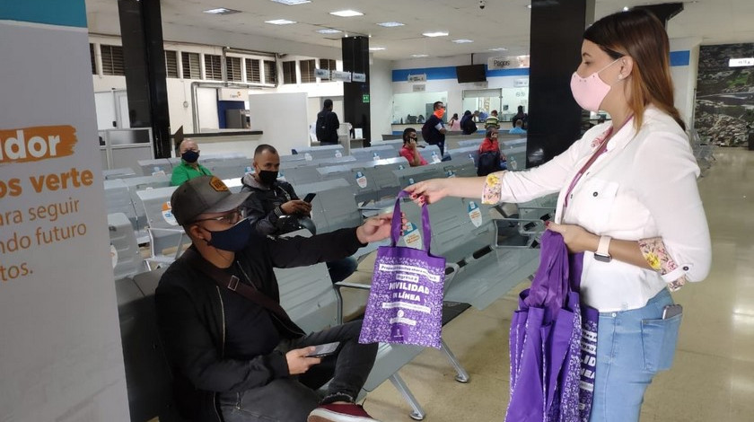 1.000 conductores y agentes de tránsito de Medellín recibieron ‘kits contra el Covid-19’ para que se cuiden