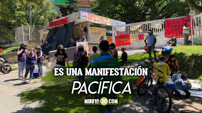 Fotos: Estudiantes del Tecnológico de Antioquia hacen plantón exigiendo matrícula cero, y Personería los acompaña
