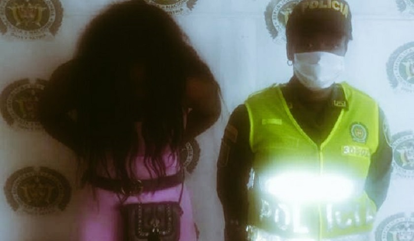 Inconforme porque la policía le llamó la atención, le pegó a un uniformado