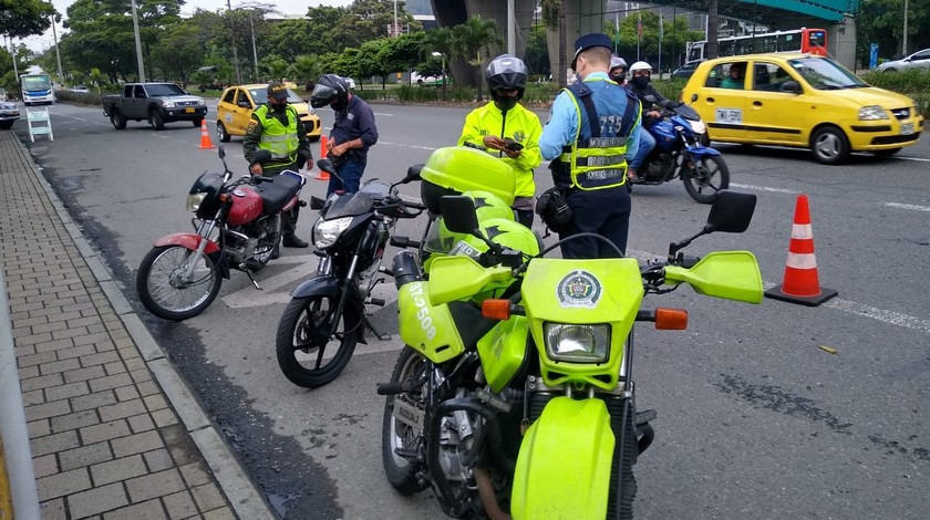 ¡No se las dé de vivo! En Medellín instalaron retenes para hacer cumplir la cuarentena estricta este puente