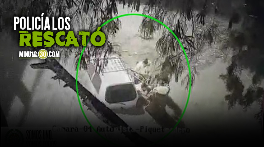 ¡Qué susto! dos personas se quedaron atrapadas en un carro luego de fuerte aguacero en Medellín