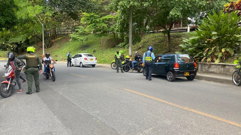 FOTOS: ¡Duro contra el hurto! En Laureles instalaron varios retenes para ‘pescar’ ladrones y mejorar la seguridad