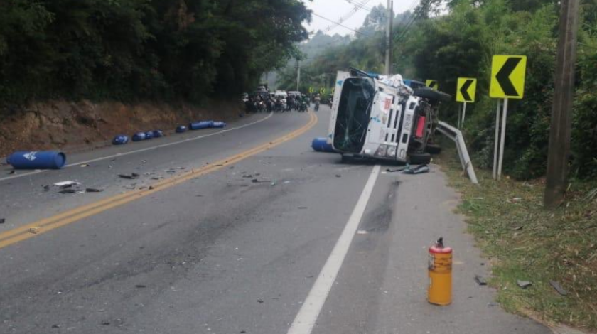 ¡Qué susto! Angustioso accidente de tránsito en la vía La Ceja- Rionegro, por volcamiento de carro repartidor de pipetas de gas