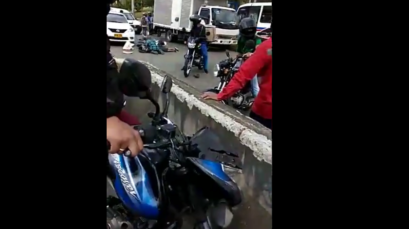 EN VIDEO: Aparatoso accidente en el deprimido de Solla, la vía presenta cierre total