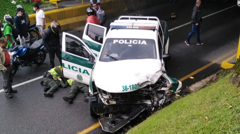 ¡Qué tiestazo! Se estrelló una patrulla de la Policía de Guarne cuando bajaban por la Medellín- Bogotá