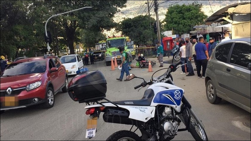 FOTOS: ¡Lo dejó tendido en el suelo! Se presentó un aparatoso accidente entre una moto y una volqueta por el barrio Córdoba
