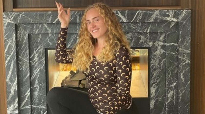 FOTO: Adele dejó al descubierto su abdomen plano en leggins y mini top
