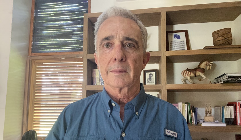 La carta con la que Uribe renuncia a su curul en el senado