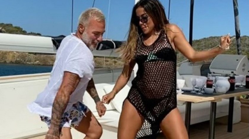 VIDEO: ¡Muy candente!, Anitta bailando en un yate con media nalga afuera