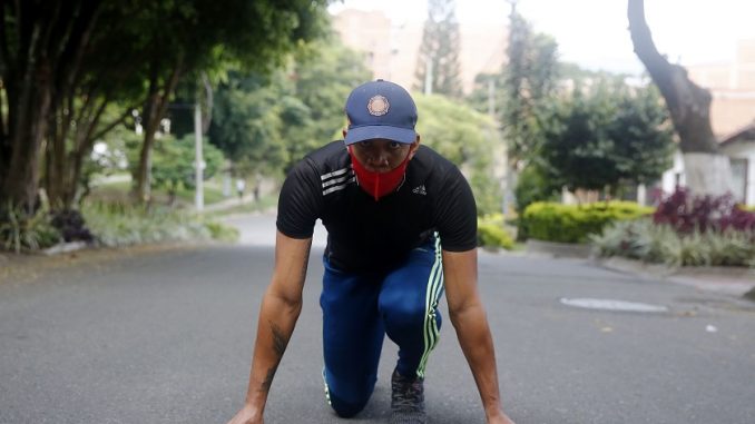 Las calles se convierten en la pista de entrenamiento de atletas colombianos Las calles se convierten en la pista de entrenamiento de atletas colombianos