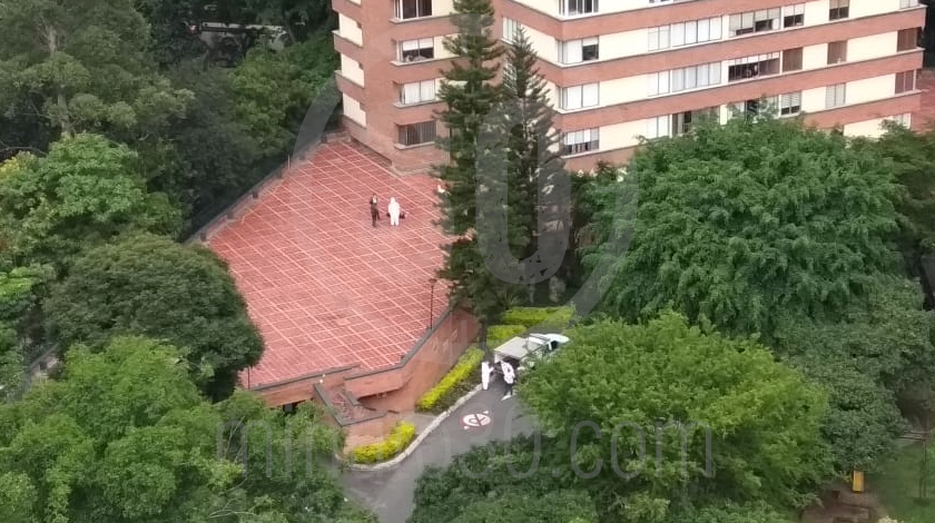 EN VIDEO: ¿Era un ladrón? En medio de confusos hechos un sujeto se lanzó de un piso 17 en el barrio Conquistadores 3 ca%C3%ADda de presunto ladron en conquistadores medelli8n 24 08 2020 1