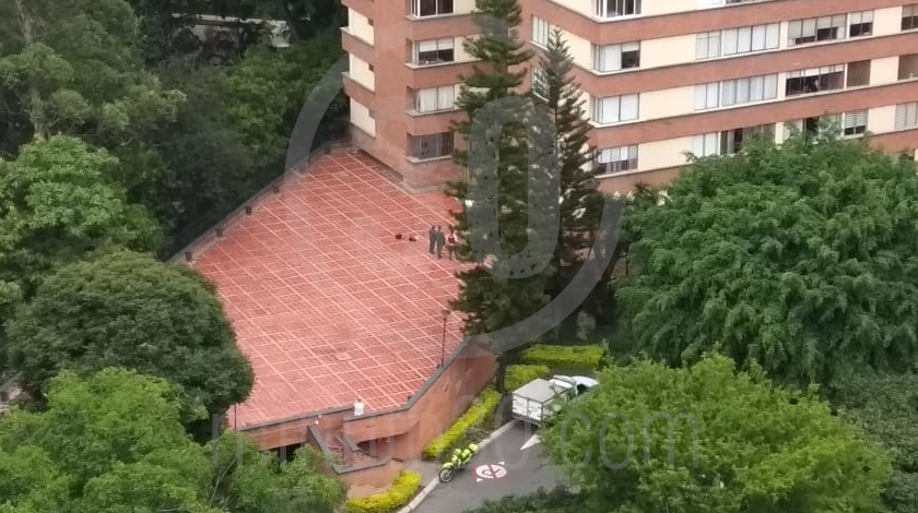 EN VIDEO: ¿Era un ladrón? En medio de confusos hechos un sujeto se lanzó de un piso 17 en el barrio Conquistadores 2 ca%C3%ADda de presunto ladron en conquistadores medelli8n 24 08 2020 2