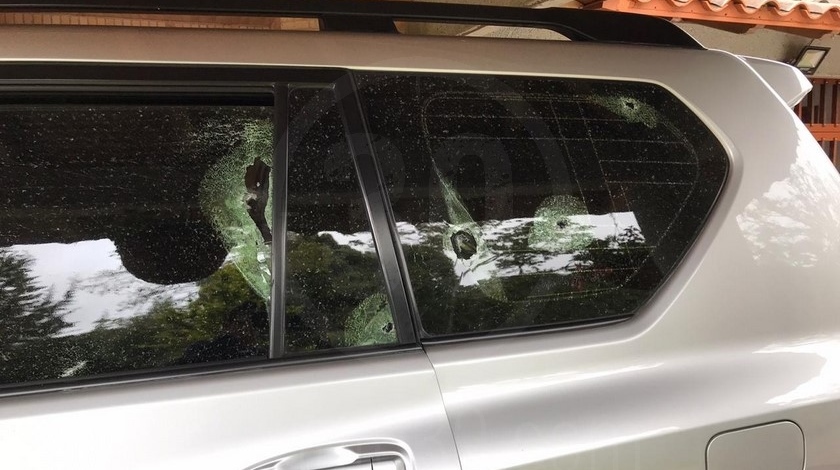 FOTOS: ¡Hasta con palos les bloquearon la vía! Camioneta fue impactada a disparos tras presunta tentativa de hurto por El Escobero