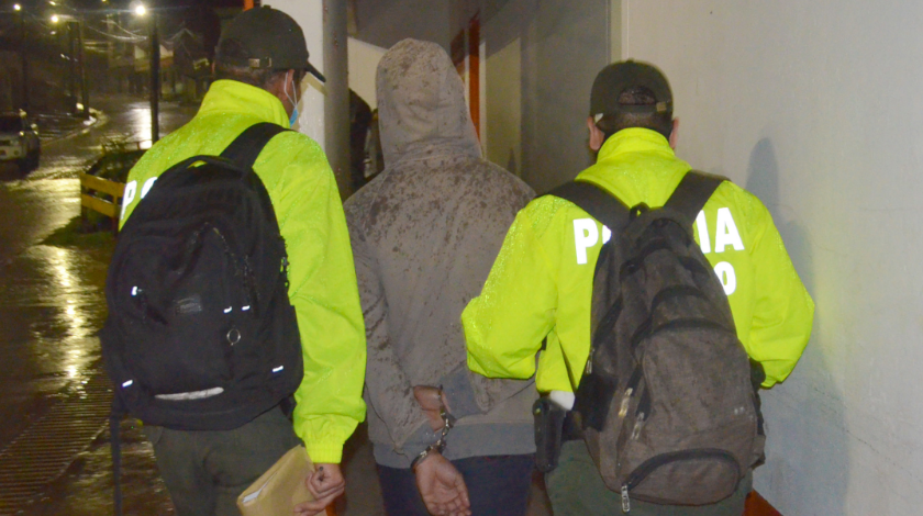 ¡Muy iluso! Trató de cobrarle ‘vacuna’ a un almacén de cadena 1 capturado esposado captura