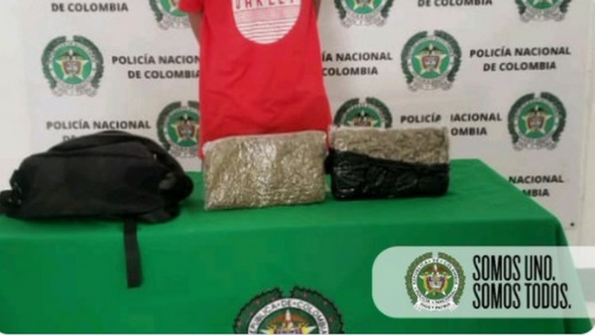 FOTO: Andaba con dos bolsas repletas de marihuana por el barrio Bosques de San Pablo 1 capturado medellin