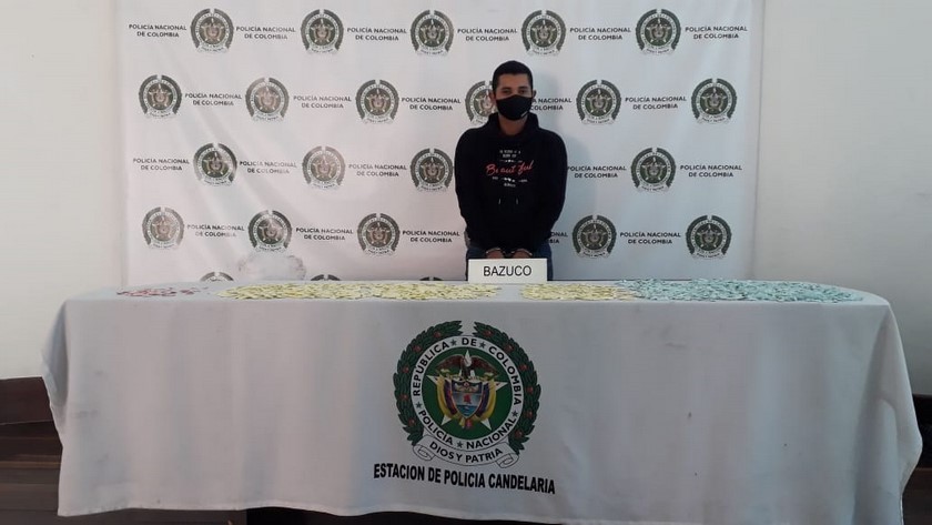 ¡Arrojó la bolsa en plena vía pública! 'Cogieron' a un venezolano que llevaba en una bolsa plástica más de 500 dosis de bazuco 1 Capturado por llevar bolsa plástica con bazuco