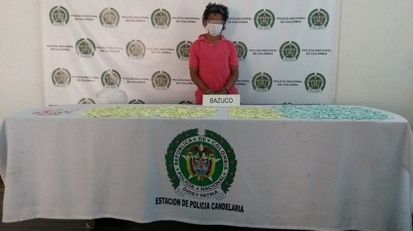 ¡Su actitud lo delató! Lo 'cogieron' con una bolsa plástica llena de bazuco en plena vía pública 1 Capturado con bazuco en bolsa plástica