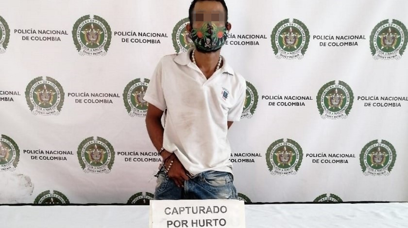 ¡La intimidaron con arma blanca! 'Cogieron' a un hombre que momentos antes habría hurtado a una mujer en plena vía pública 1 Capturado hurto celular