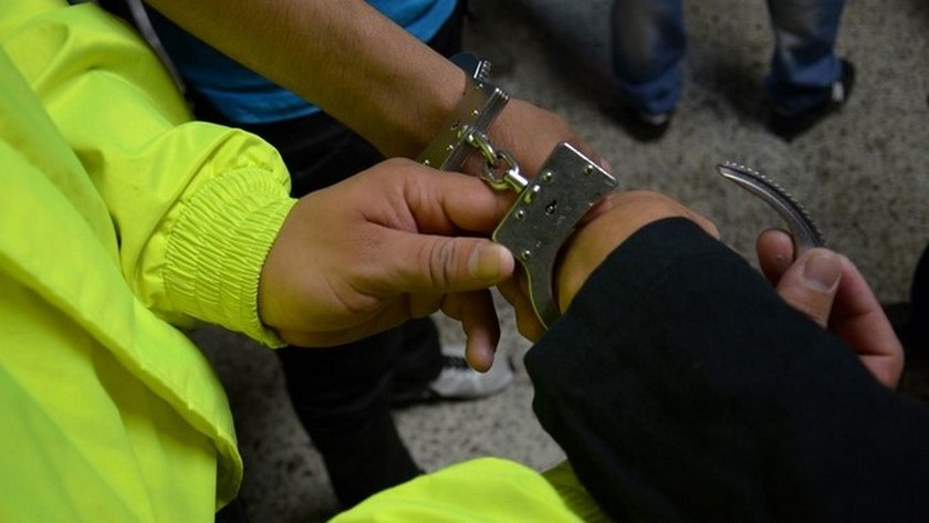 En el Valle de Aburrá capturaron al menos 4 personas por porte de estupefacientes, también encontraron 3 bolsas plásticas con droga 1 Capturados por estupefacientes