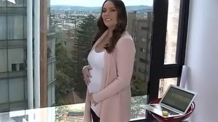 VIDEO: ¡Le avisó una aplicación! Jessica de la Peña cuenta más detalles de su embarazo a los 44 años y reveló dónde lo va a tener