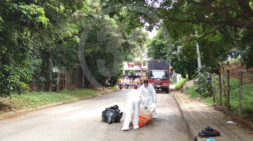 EN FOTOS Y VIDEO: ¡Cómo un bulto de papas! En plena calle tiraron una bolsa negra con un muerto adentro 2 embolsado en calle de niquia bello 24 08 2020 1