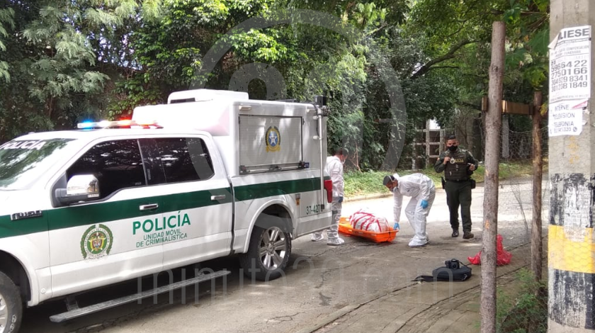 EN FOTOS Y VIDEO: ¡Cómo un bulto de papas! En plena calle tiraron una bolsa negra con un muerto adentro 7 embolsado en calle de niquia bello 24 08 2020 2