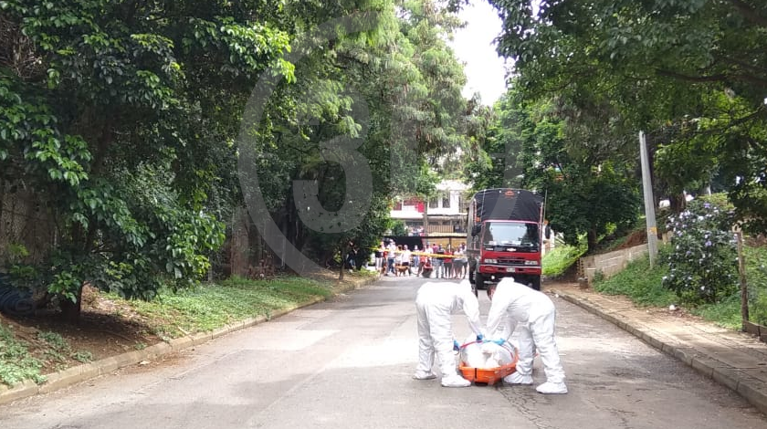 EN FOTOS Y VIDEO: ¡Cómo un bulto de papas! En plena calle tiraron una bolsa negra con un muerto adentro 6 embolsado en calle de niquia bello 24 08 2020 3
